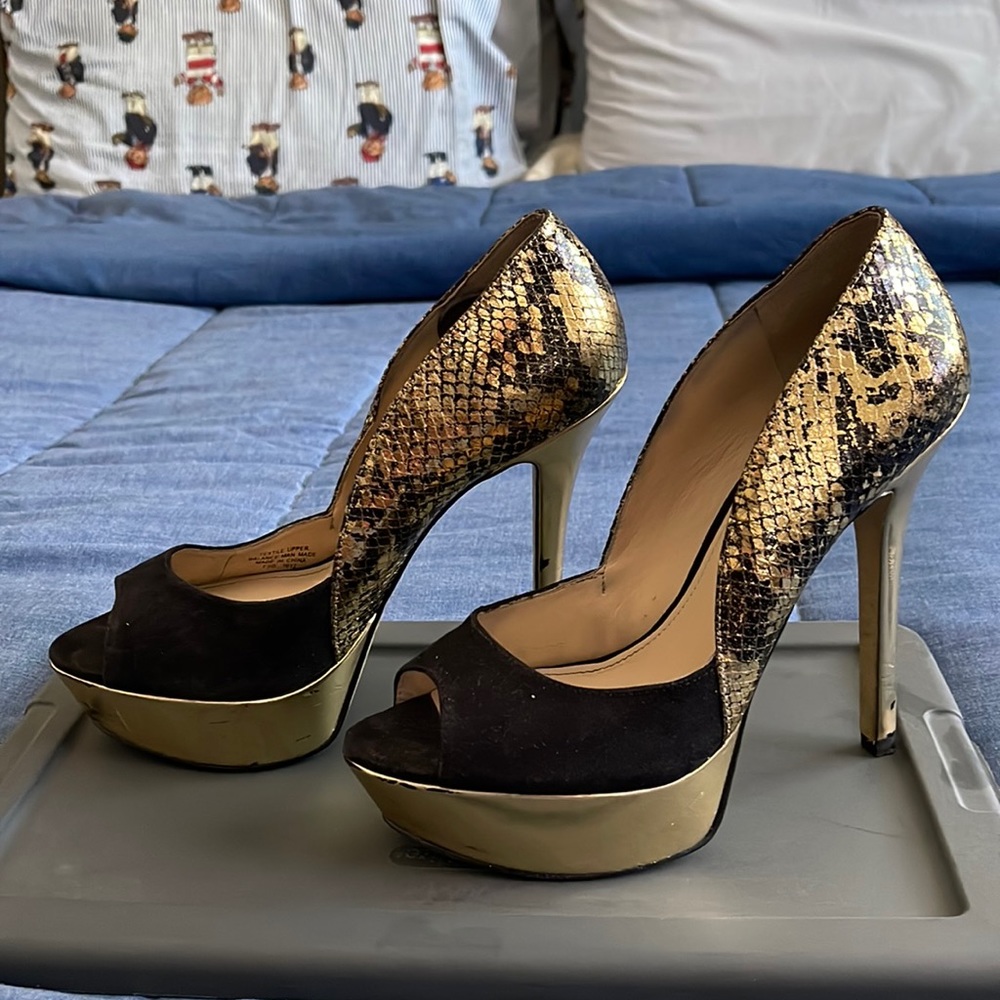 Black and gold peep toe pumps